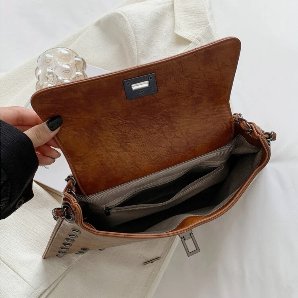 Studded flap chain shoulder bag - Picture 7 of 11